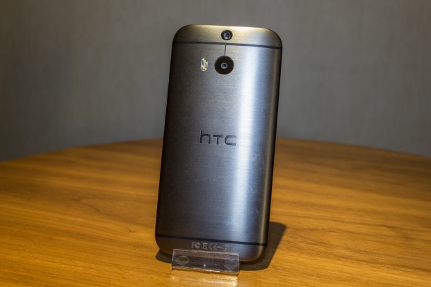 Das Gehäuse ist aus gebürstetem Aluminium, im Inneren arbeitet ein Snapdragon 801 mit einer Taktrate von 2,3 GHz. (Bild: Tobias Költzsch/Golem.de)