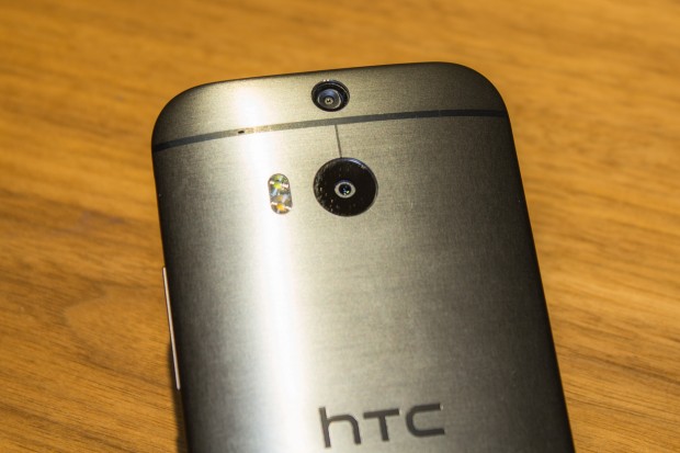 Zusätzlich zur Hauptkamera hat HTC eine zweite Linse eingebaut, die sich auf die Tiefenschärfe konzentriert. So kann der Fokus im Nachhinein verändert werden. (Bild: Tobias Költzsch/Golem.de)