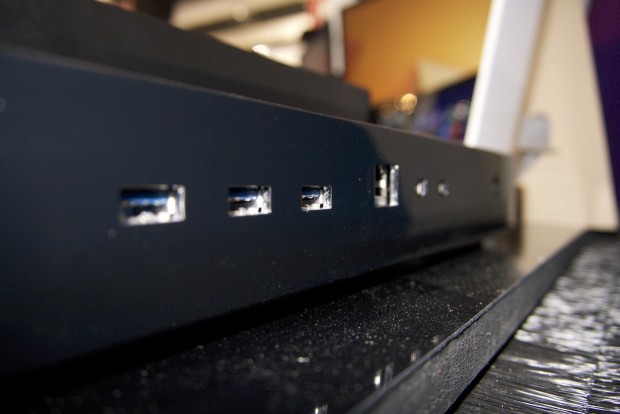 ... hat zusätzliche Anschlüsse, beispielsweise für USB und Monitore. (Foto: Andreas Sebayang/Golem.de)