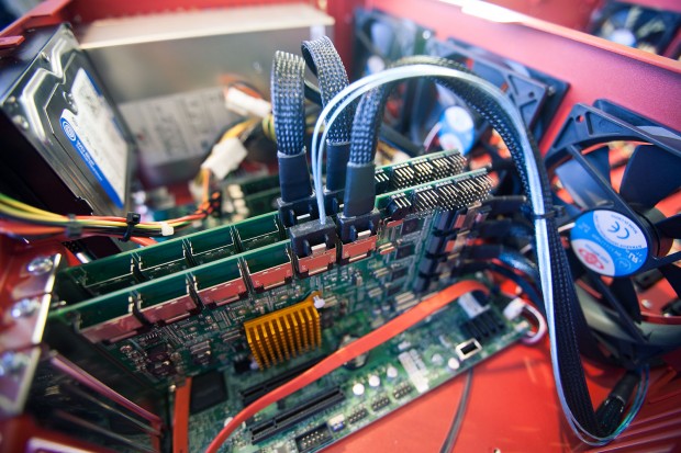 Herzstück des Storage Pod 4.0 sind zwei Karten des Typs Highpoint Rocket 750. (Bild: Backblaze)