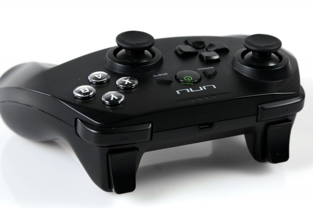 Der Controller ähnelt dem der Xbox. (Bild: Nina Sebayang/Golem.de)