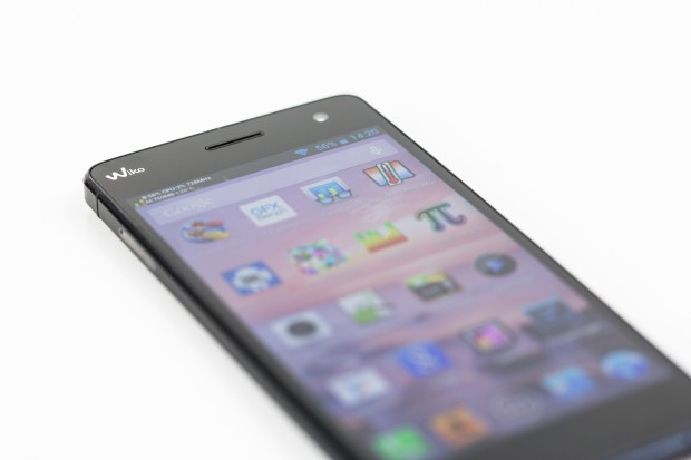 Das Design des Highway erinnert an eine Mischung aus aktuellem iPhone und Sonys Xperia Z - was keinesfalls eine schlechte Kombination ist. (Bild: Tobias Költzsch/Golem.de)