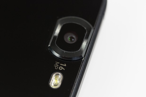 Die Verarbeitung ist generell gut, allerdings sitzt die Kamera bei unserem Modell etwas schräg im Gehäuse. (Bild: Tobias Költzsch/Golem.de)