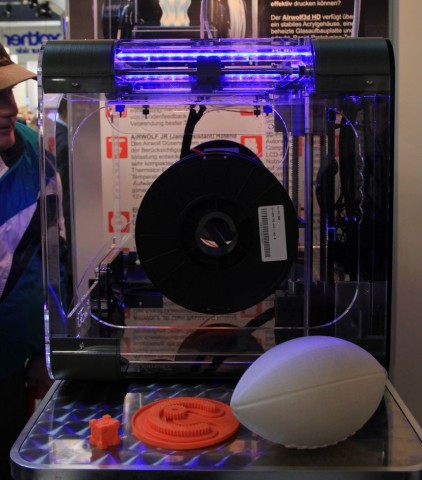 Darunter ist das elastische TPE, aus dem der Football im Vordergrund besteht. (Foto: Werner Pluta/Golem.de)