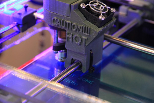 Teile des Gerätes, wie die Halterung des Extruders, sind selbst mit dem 3D-Drucker hergestellt worden. (Foto: Werner Pluta/Golem.de)