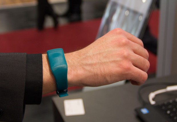 Das Armband mit den Sensoren - Beschleunigungssensoren und Kreiselinstrumente. (Foto: Werner Pluta/Golem.de)