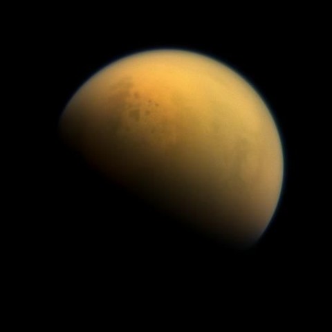 Titan ist der größte Miond von Saturn.  In der Nordpolregion des Mondes ... (Bild: NASA/JPL-Caltech/Space Science Institute)