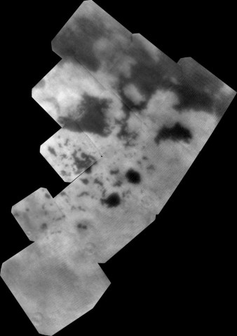 Die Seenlandschaft von oben: Es gibt Hinweise, dass sich auf der Oberfläche der Seen kleine Wellen bilden. (Bild: NASA/JPL-Caltech/SSI/JHUAPL/Univ. of Arizona)