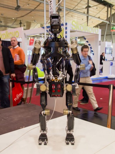 ... kann sich aber auch auf zwei Beine aufrichten. Das zweibeinige Gehen übt er noch. (Foto: Werner Pluta/Golem.de)