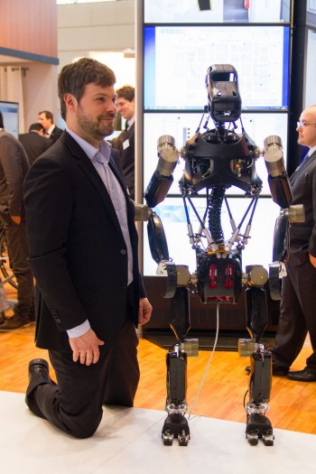 Größenvergleich: Charlie und Robotiker Daniel Kühn (Foto: Werner Pluta/Golem.de)