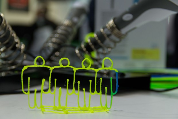 Damit lassen sich zwei- und dreidimensionale Objekte erstellen. Die Männchen bestehen aus zwei Objekten: den Männchen und dem Ständer, die dann verschweißt wurden. (Foto: Werner Pluta/Golem.de)