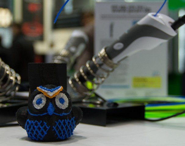 Mit dem FX1-Free lassen sich auch einfarbige Objekte aus einem 3D-Drucker verzieren. (Foto: Werner Pluta/Golem.de)