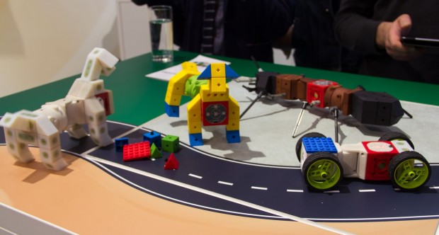Allen Robotern gemeinsam ist das Powerbrain - der rote Würfel enthält einen Arduino-kompatiblen Mikrocontroller und den Akku. (Foto: Werner Pluta/Golem.de)