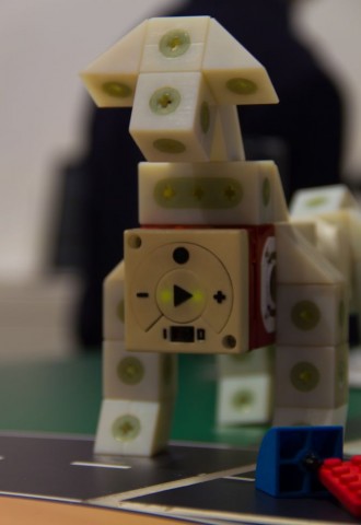 Über die Tasten auf der Vorderseite können Bewegungsfolgen programmiert werden. (Foto: Werner Pluta/Golem.de)