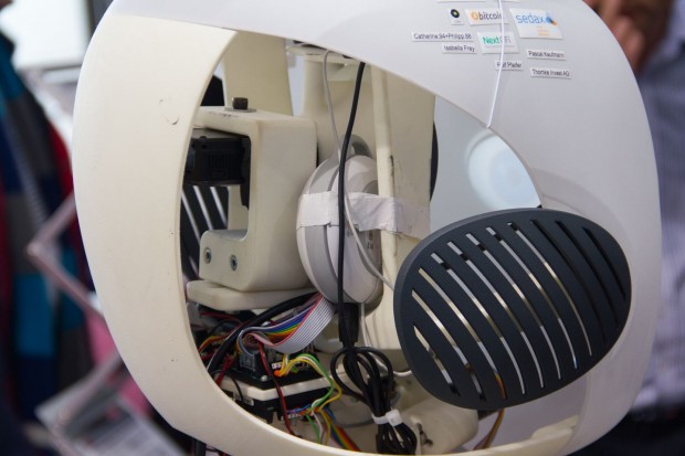 Blick in den Kopf - die Gesichtsausdrücke werden mit einem Beamer von innen auf das Gesicht projiziert. (Foto: Werner Pluta/Golem.de)