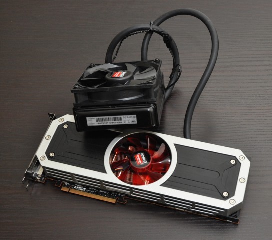 Die Radeon R9 295X2 mit fest angeschlossener Wasserkühlung (Bild: Nico Ernst)