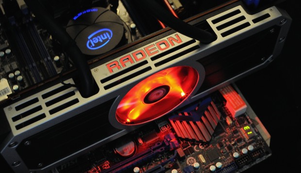 Lüfter und Radeon-Logo sind rot beleuchtet. (Bild: Nico Ernst)