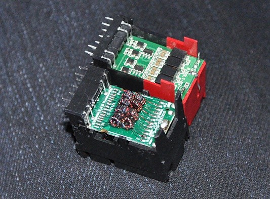 Statt offener Spulen (unten) verbaut Asus Halbleiterlösungen für die Ethernet-Ports. (Fotos: Nico Ernst)