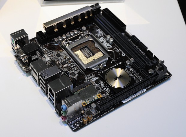 Neue ROG- und TUF-Mainboards von Asus für den Haswell-Refresh (Fotos: Nico Ernst)