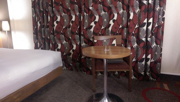 In dunklen Räumen zeigen die großen Pixel des One (M8) ihre Stärke. (Bild: Tobias Költzsch/Golem.de)