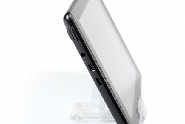 Neben einem Micro-USB-Anschluss ist auch eine Micro-HDMI-Buchse vorhanden. (Bild: Nina Sebayang/Golem.de)