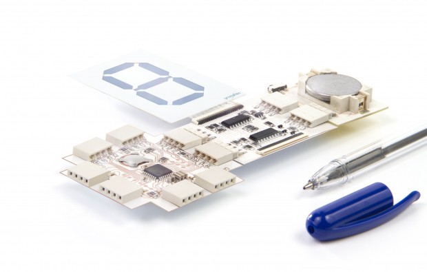 Printoo Core mit angestecktem Displaytreiber, Display und Batterieversorgung (Foto: Ynvisible)