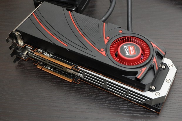 Zwei vollst&auml;ndige 290X (oben) bringt AMD in einer Karte unter.(Foto: Nico Ernst)