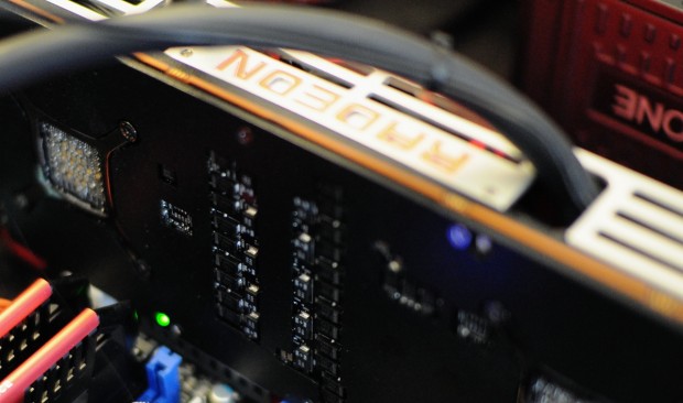 Die gr&uuml;ne LED links unten zeigt an, dass die zweite GPU abgeschaltet ist. (Foto: Nico Ernst)