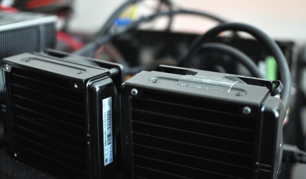 Asetek-Radiatoren f&uuml;r GPUs (links) und CPU (rechts). (Foto: Nico Ernst)