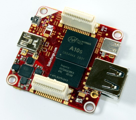 Prototyp-Platine mit einigen darauf gelegten, aber noch nicht verlöteten Bauelementen wie dem Prozessor und dem RAM (Bild: Tinkerforge)