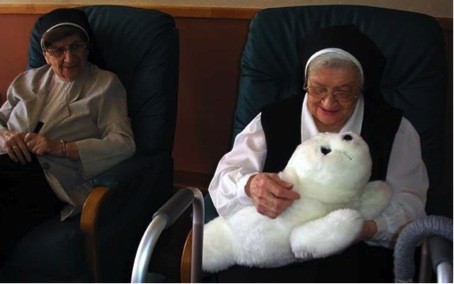 Roboter Paro soll Demenzkranke therapieren. (Foto: PARO Robots U.S)