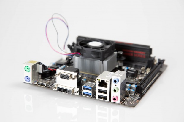 Das MSI AM1I bietet für nur 30 Euro alle wichtigen Anschlüsse. (Bild: Fabian Hamacher/Golem.de)