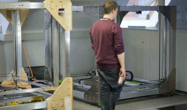 Er ist fast mannshoch und hat einen Bauraum von 1,3 Kubikmetern. Der Drucker wiegt &uuml;ber 200 Kilogramm. (Foto: Daniel Pook)