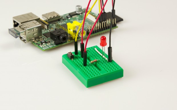 Unser einfaches Projekt: Eine LED und ein Taster auf einem Breadboard. Im Raspberry Pi steckt ein Bluetooth-Dongle für USB. (Golem.de) 