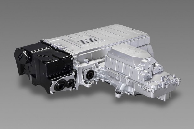 Die Brennstoffzelle ist nur noch etwa halb so groß... (Bild: Toyota)