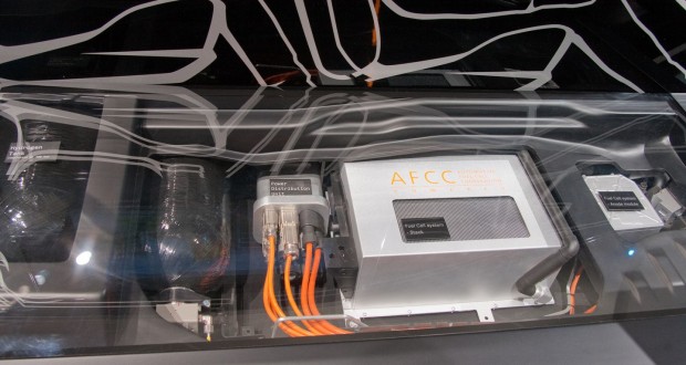 Die Brennstoffzelle ist im Unterboden untergebracht. Der Nachfolger soll 2017 in Serienfahrzeuge verbaut werden und wird nur noch so groß wie ein 4-Zylinder-Dieselmotor sein. (Bild: Werner Pluta/Golem.de)