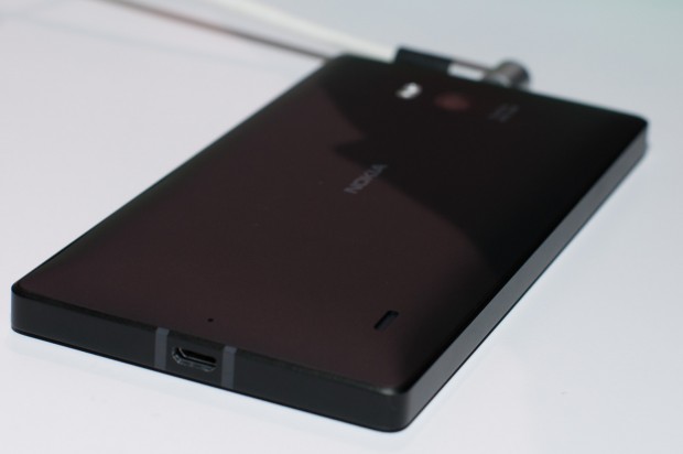 ... und der USB-Anschluss befindet sich auf der Unterseite. (Foto: Andreas Sebayang/Golem.de)