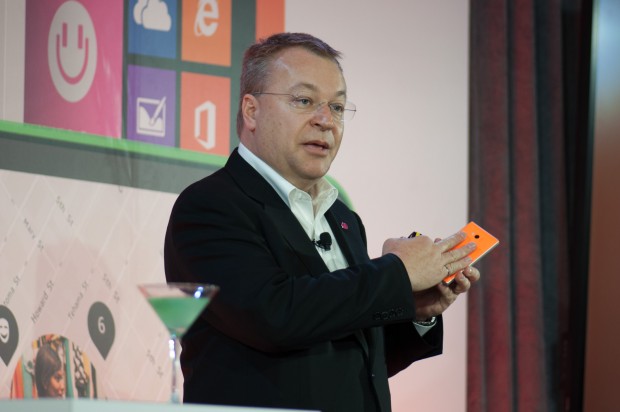 Stephen Elop zeigte am Rande der Build-Konferenz das Lumia 930 in Orange. (Foto: Andreas Sebayang/Golem.de)