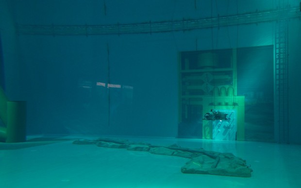 ... eine Pipeline (auf dem Boden) oder das Bedienelement einer Unterwasserölfördereinrichtung (im Hintergrund an der Wand). (Foto: Werner Pluta/Golem.de)