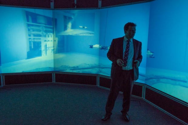 Frank Kirchner, Leiter des Bremer DFKI, stellt die Cave vor. Sie ist ebenfalls Teil der maritimen Explorationshalle. (Foto: Werner Pluta/Golem.de)