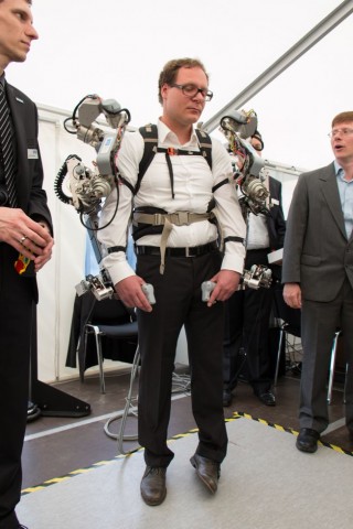 Es wiegt rund 20 kg und wird wie ein Rucksack getragen. (Foto: Werner Pluta/Golem.de)