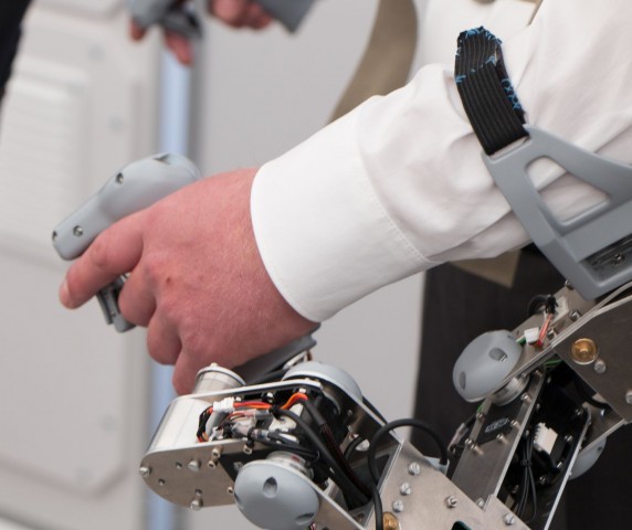 Die Hand des Roboters wird über einen Pistolengriff gesteuert. (Foto: Werner Pluta/Golem.de)