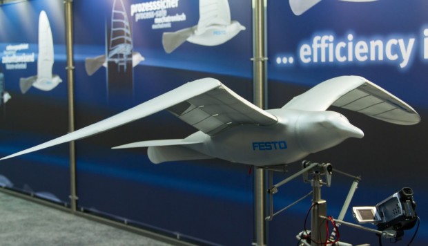 Das Prinzip ist eine Umkehr des Flügelschlags eines Vogels. Vorbild war der Smart Bird, der Vogelroboter, den Festo 2011 vorgestellt hat.  (Foto: Werner Pluta/Golem.de)