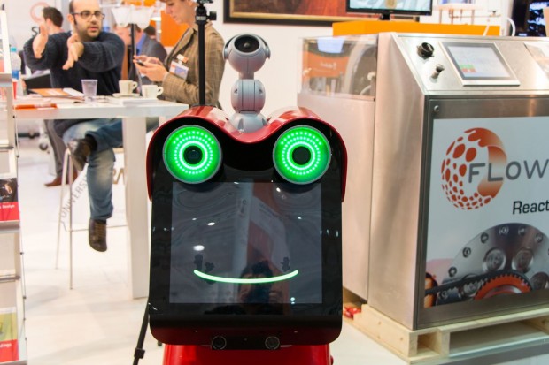 Er hat eine Kamera, deren Bilder er auf dem Bildschirm mit Augmented-Reality-Elementen überlagern kann. (Foto: Werner/Golem.de)