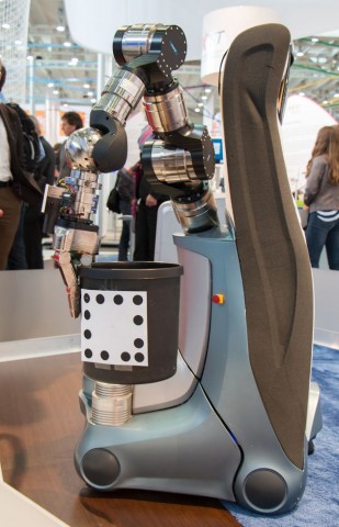 Außerdem erkennt der Roboter Schmutz auf dem Boden und entfernt diesen. (Foto: Werner Pluta/Golem.de)