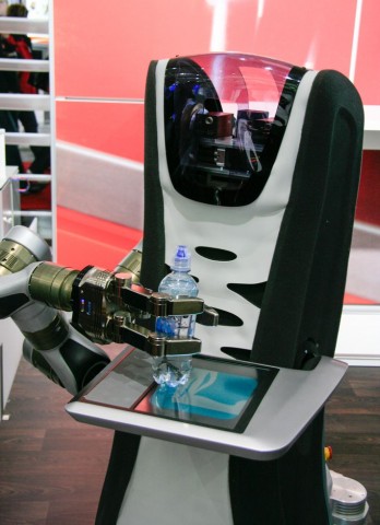 Ursprünglich ist der Care-O-bot als Serviceroboter gedacht, der beispielsweise Getränke servieren soll (auf der Cebit 2009). (Foto: Werner Pluta/Golem.de)