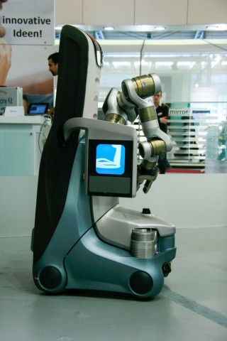 Sein Tablett ist ein Touchscreen, über den der Roboter gesteuert werden kann. (Foto: Werner Pluta/Golem.de)