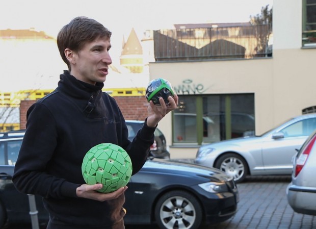 Jonas Pfeil mit der Panoramaballkamera Panono (Foto: Fabian Hamacher/Golem.de)
