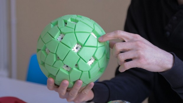 Der große grüne Ball ist der funktionsfähige Prototyp. (Foto: Fabian Hamacher/Golem.de)
