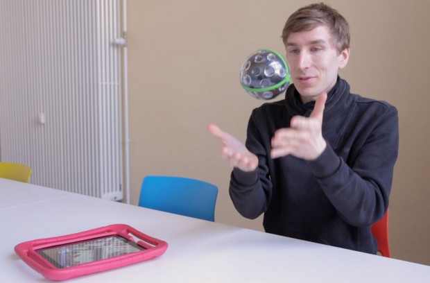 So einfach gehts: Der Ball wird in die Luft geworfen, und am Scheitelpunkt nehmen alle 36 Kameras gleichzeitig ein Bild auf, das später zu einem Panorama montiert wird. (Foto: Fabian Hamacher/Golem.de)